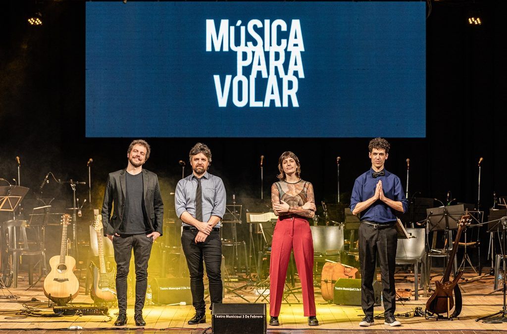 Música para Volar (@mpvolar) está integrado por José Matteucci en batería y voz, Alexis Thompson en guitarra, Julieta Sciasci en bajo y voz y Bruno Moreno en piano, quien además se encarga de componer los arreglos para orquesta y coro.