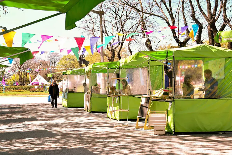 Hoy comienza una exposición en la plaza Dardo Rocha
