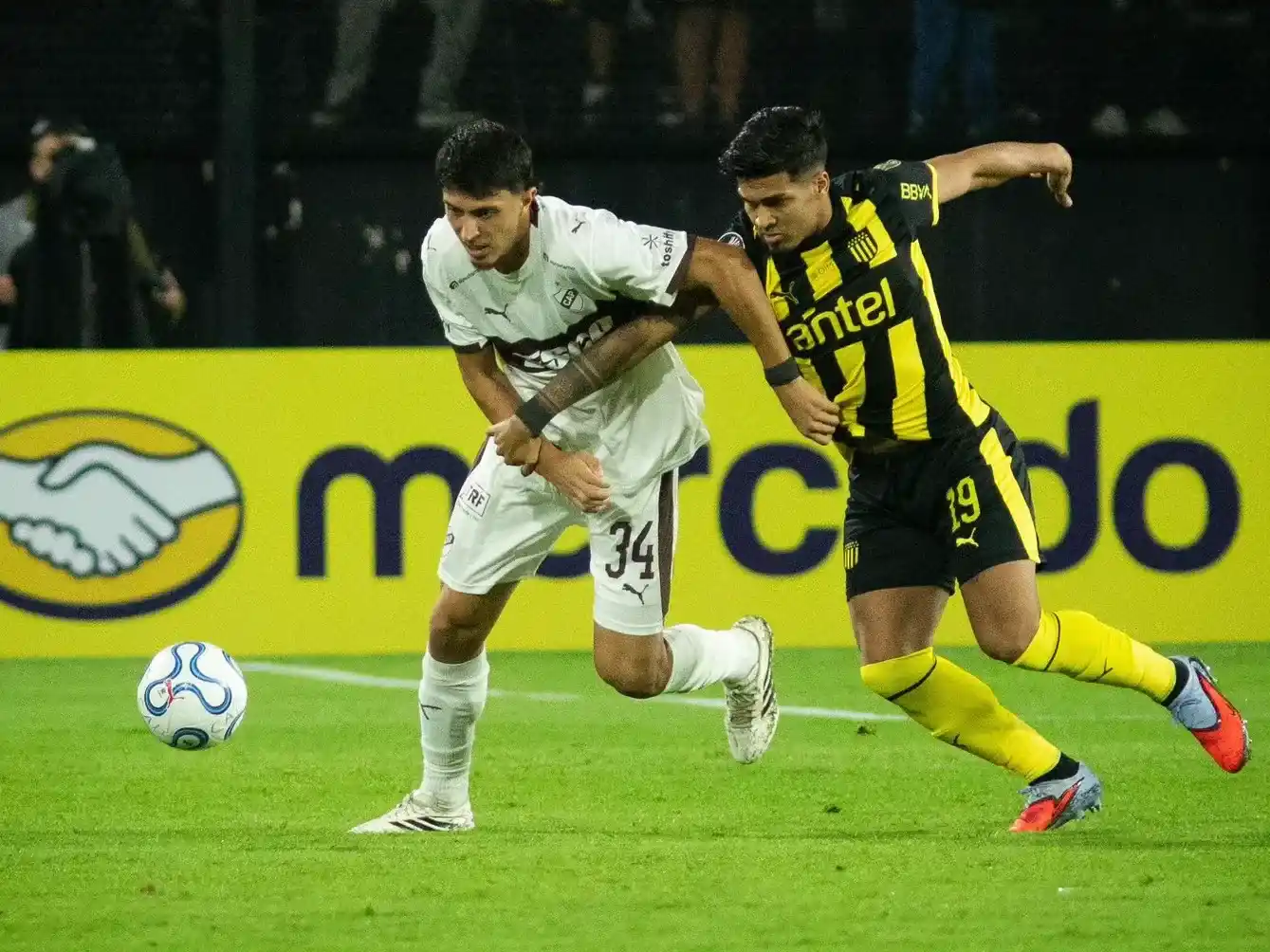 Platense dio el golpe en Montevideo.