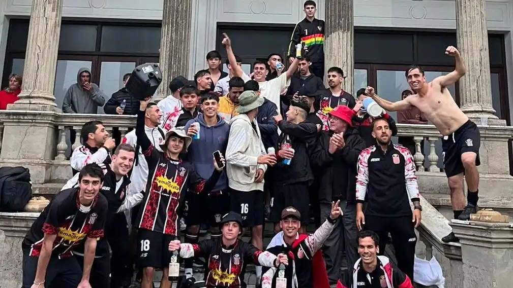 FOTO LIGA TANDILENSE DE FÚTBOL Defensores festejó en Ayacucho.