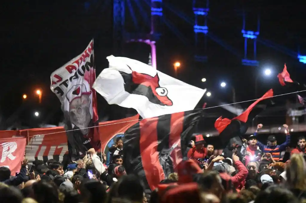 Así fue el festejo de los hinchas de Colón a dos años del título de la Copa de la Liga