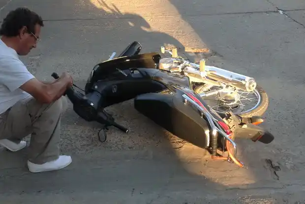 Un auto chocó a una moto y se dio a la fuga