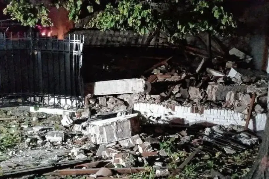 Una probable pérdida de gas seguida de una explosión dejó heridas a tres personas