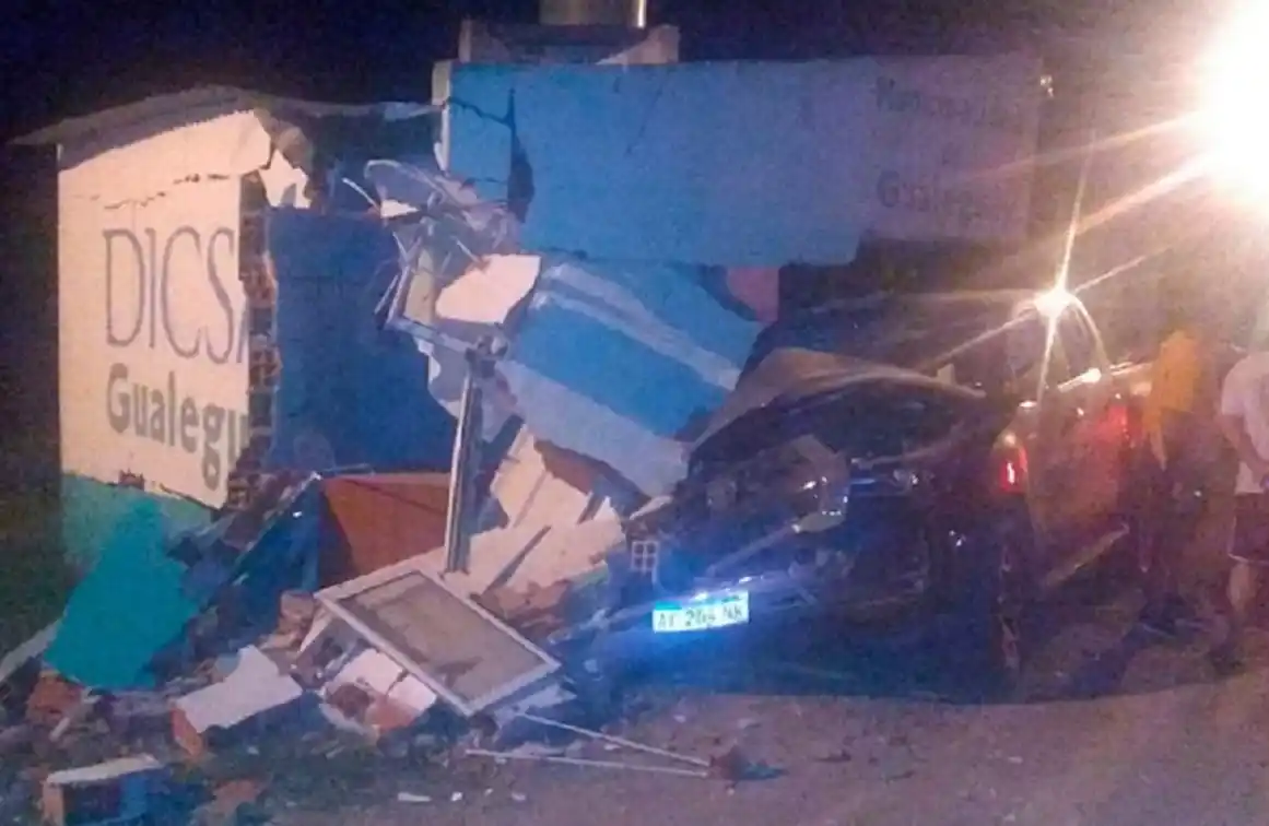 Chocó contra una garita, destrozó su camioneta y la dejó abandonada