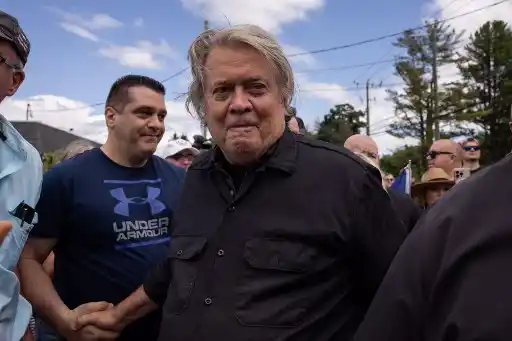 EXASESOR DE TRUMP, Steve Bannon sale de prisión
