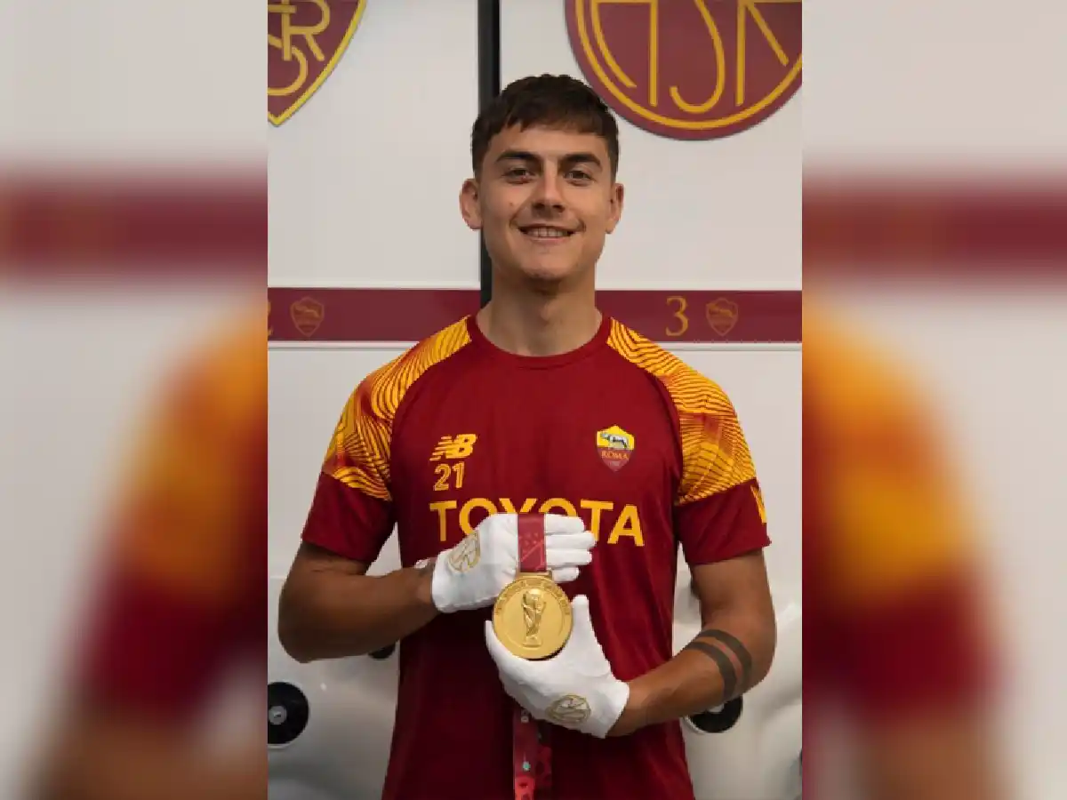 Dybala donó su medalla de campeón a la Roma