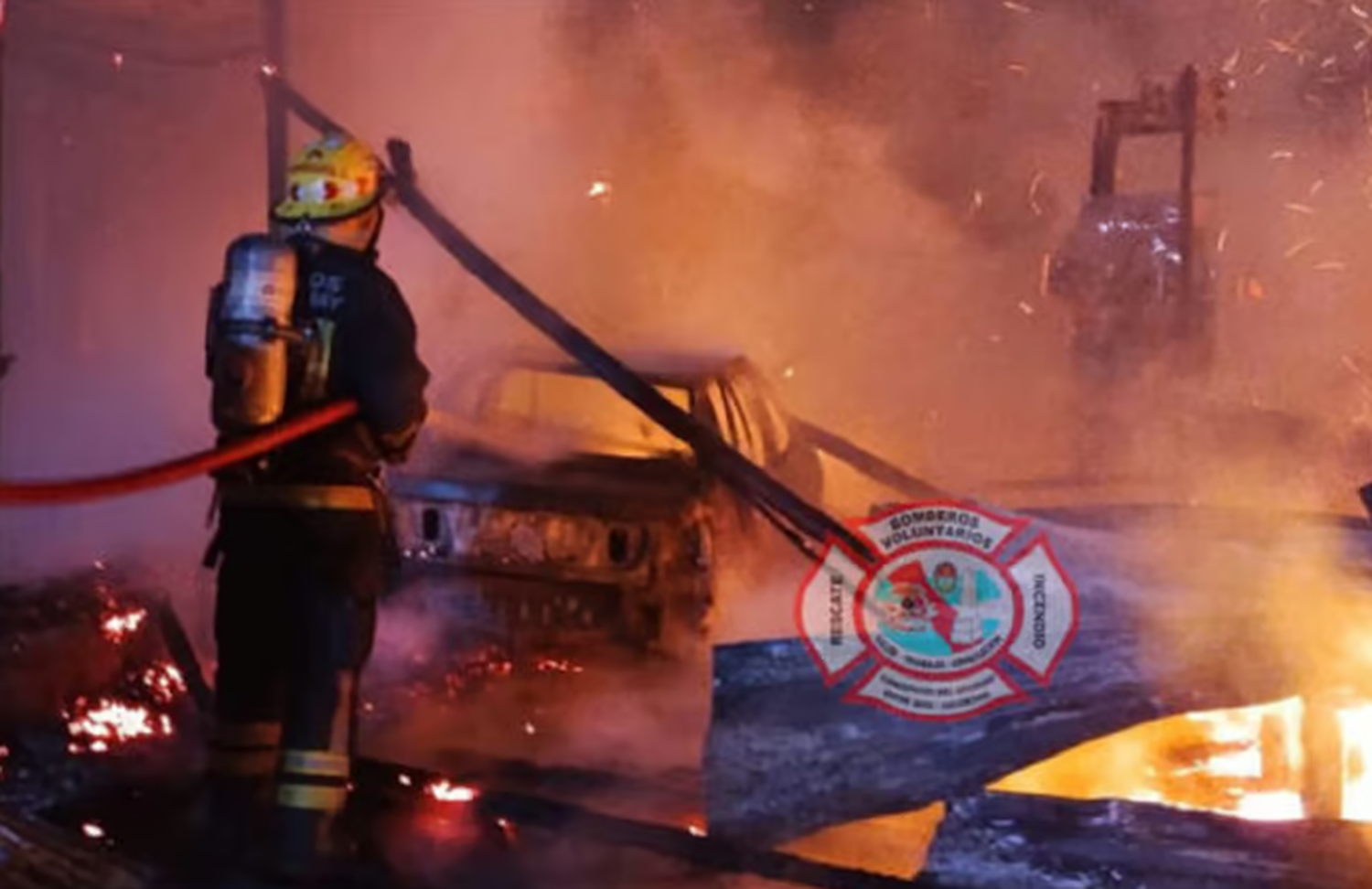 Un terrible incendio afectó a tres viviendas y un auto