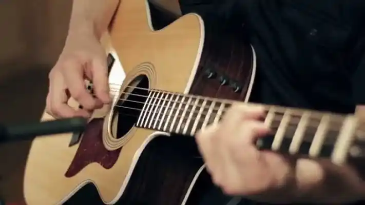 Detienen a dos mujeres que pretendían vender una guitarra robada
