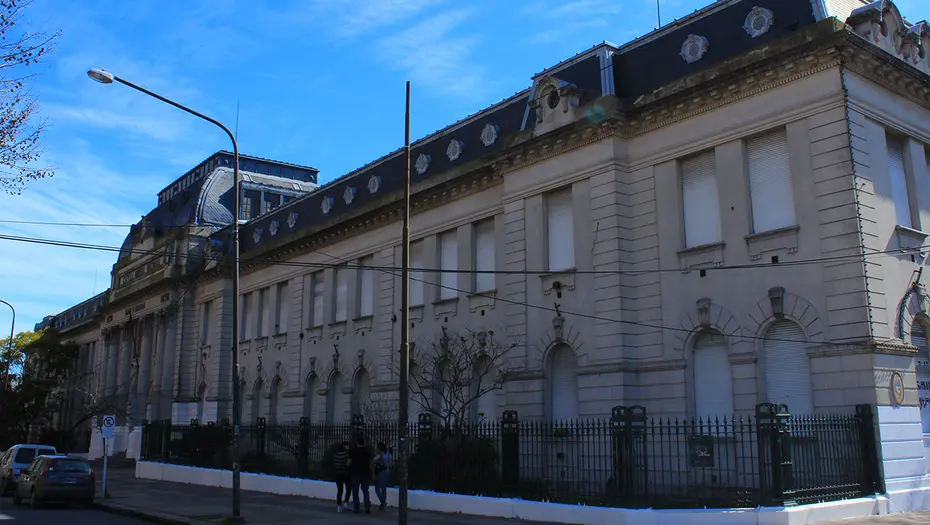 Nueva ola de amenazas de bomba en distintos colegios de La Plata y Berisso