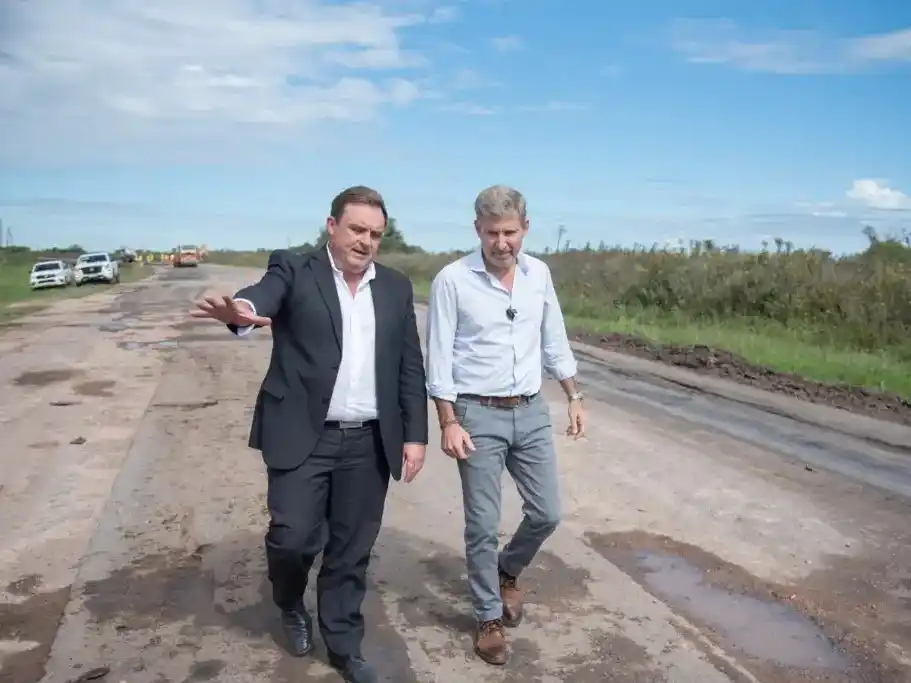 Rogelio Frigerio recorrió los trabajos de bacheo sobre la Ruta Provincial 51 en Larroque