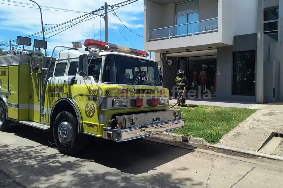 Gran susto en un local de indumentaria: los Bomberos sofocaron un incendio