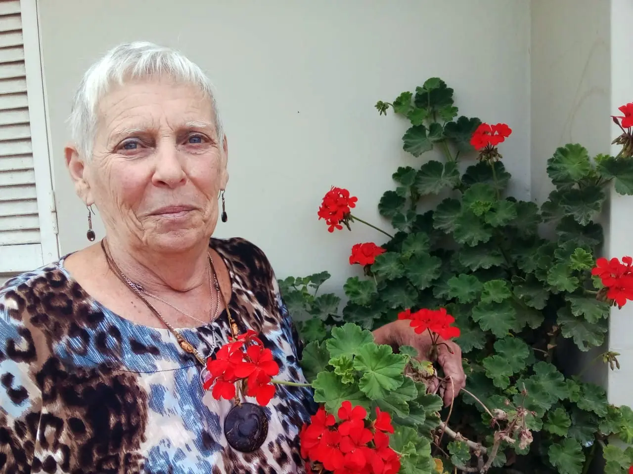 Disfruta. De proteger las plantas de su casa, la docente desde hace tiempo jubilada