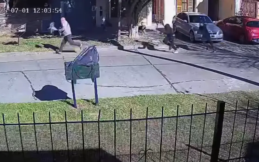 El ex policía sale corriendo y es perseguido por los delincuentes