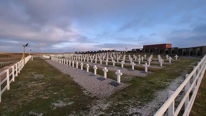 Un equipo de forenses llega a Malvinas para trabajos de  identificación de restos