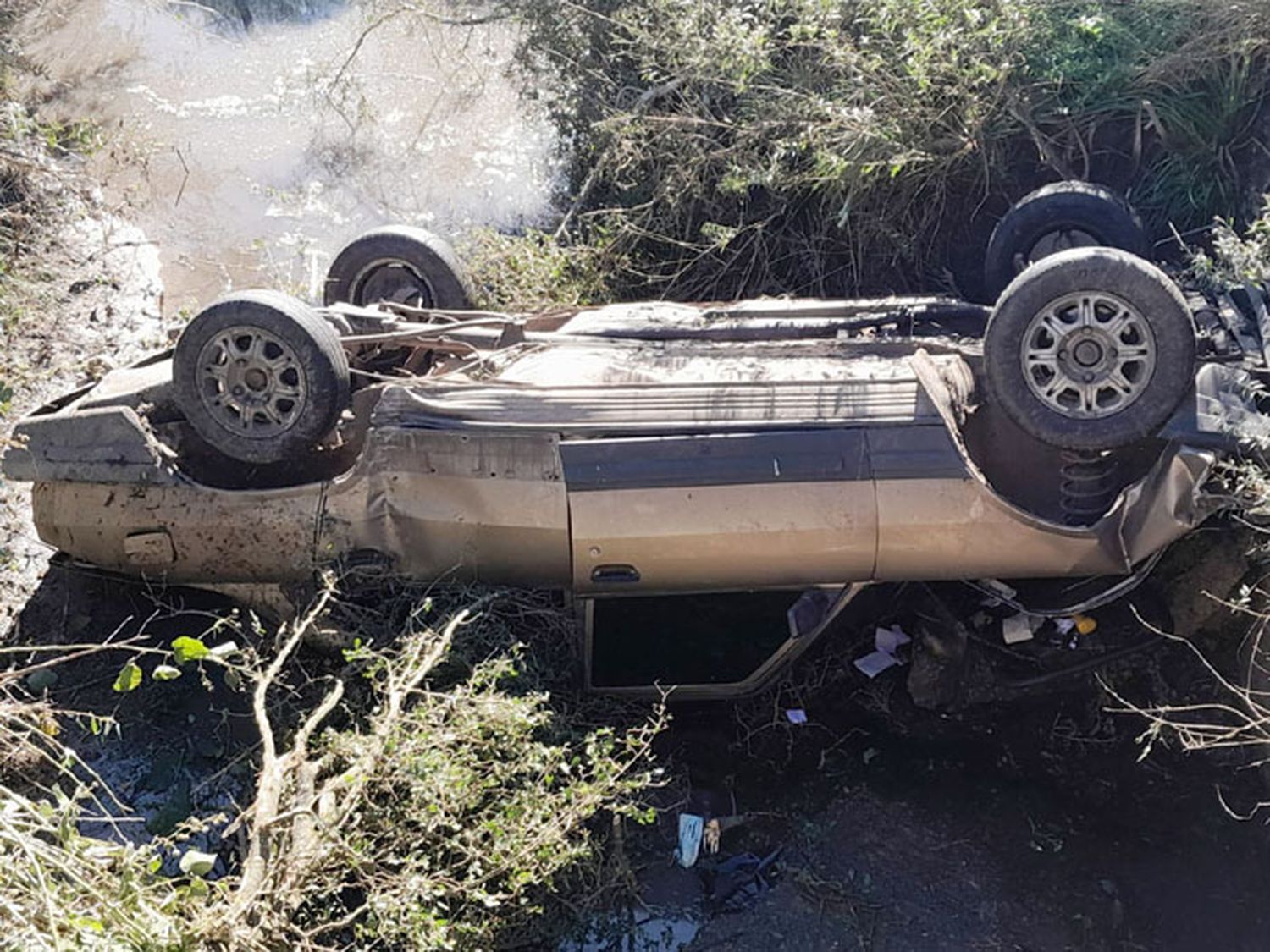 Hombre herido en un accidente en el que un auto cayó de un puente