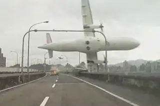 Las cajas negras del avión de TransAsia que se estrelló en Taipéi revelaron fallas en los dos motores