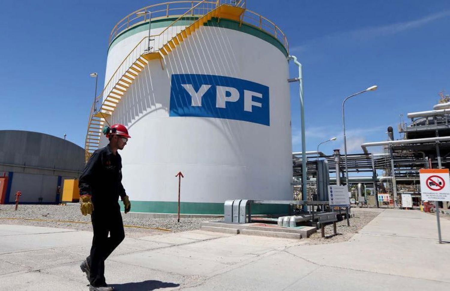 El presidente de YPF confirmó que el proyecto para producir Gas Natural Licuado se hará igual incluso sin Petronas