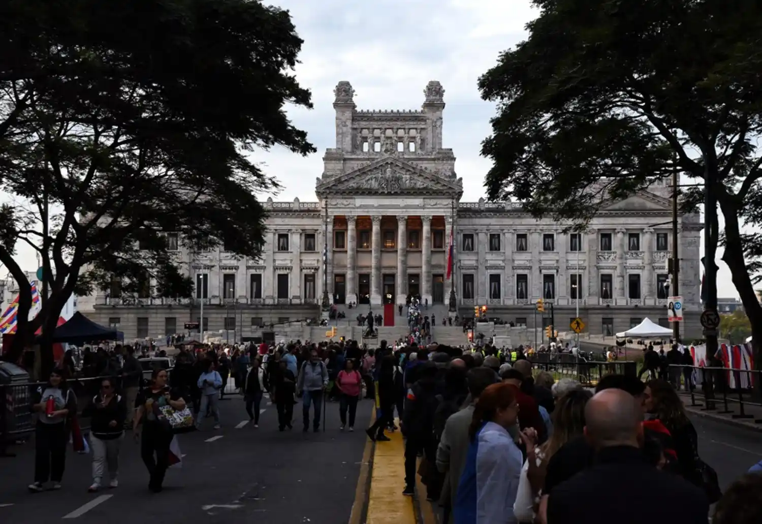 Largas filas de personas esperando para ver el féretro del expresidente Mujica (ElPais.uy)