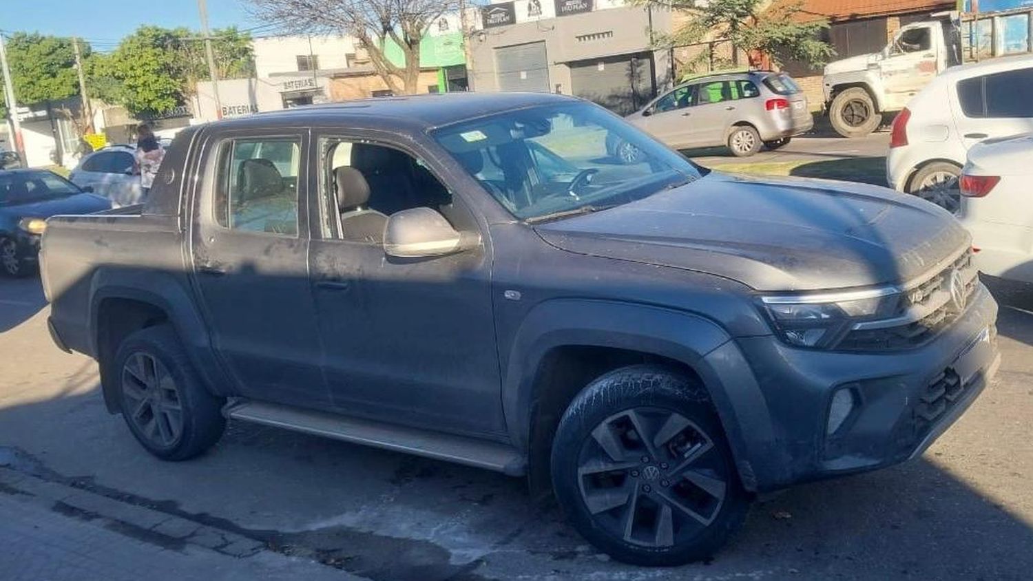 Delincuente escapó tras romper la ventanilla de una camioneta para tratar de robarle a una mujer en la zona oeste.