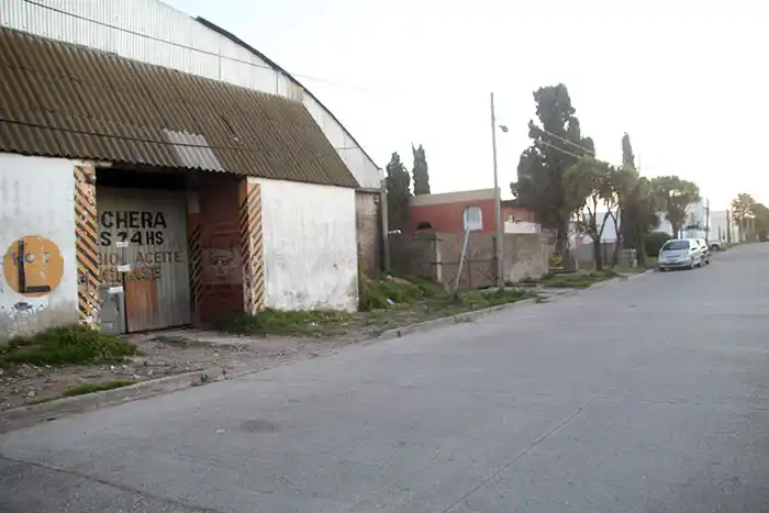 Sustraen una camioneta y una moto de una cochera del puerto