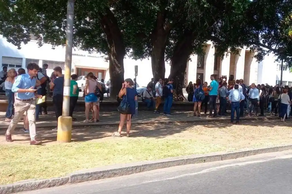Mientras se realizaba el operativo preventivo, aquellos que estaban dentro del edificio fueron evacuados.