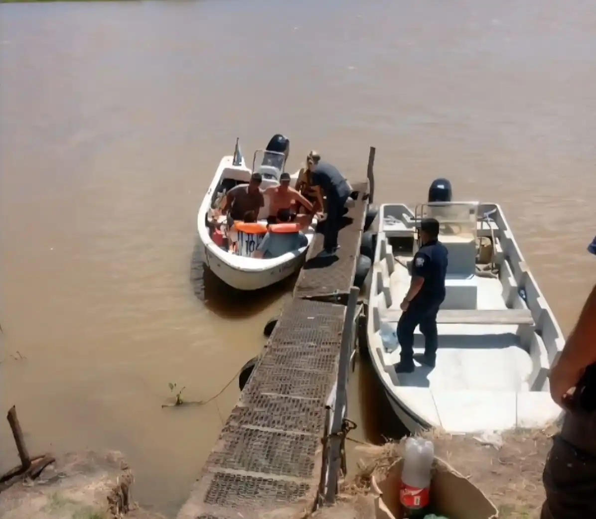 Hundimiento y rescate en el río Baradero: nueve personas debieron ser asistidas y salieron ilesas