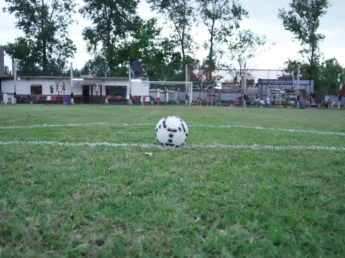 Se para la pelota en el baby fútbol