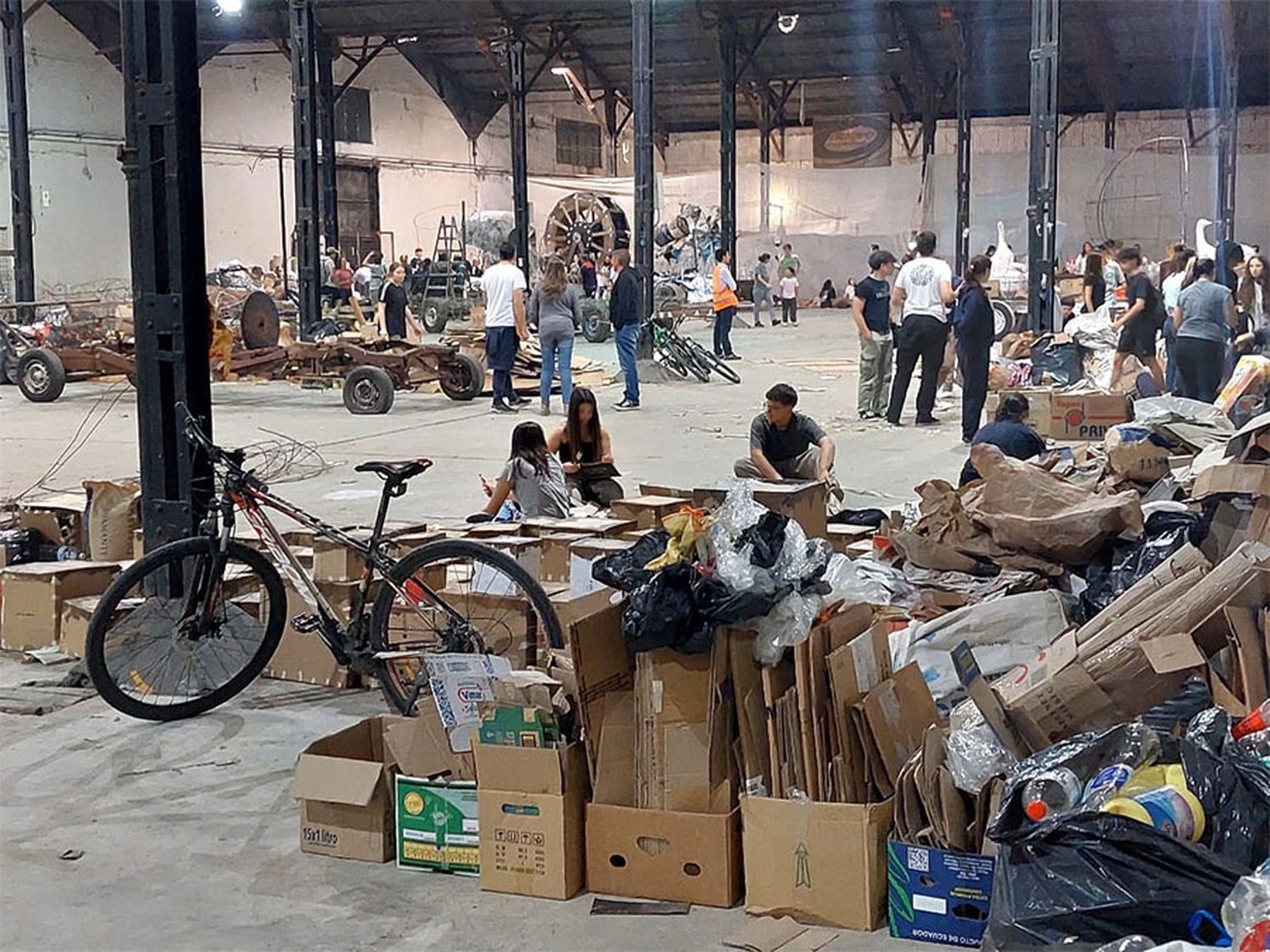 Fiesta Nacional de Carrozas: estudiantes ya trabajan en los Galpones del Puerto