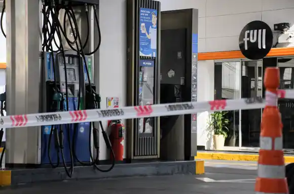 Las estaciones de servicio cerrarán por la noche tras el crimen del playero