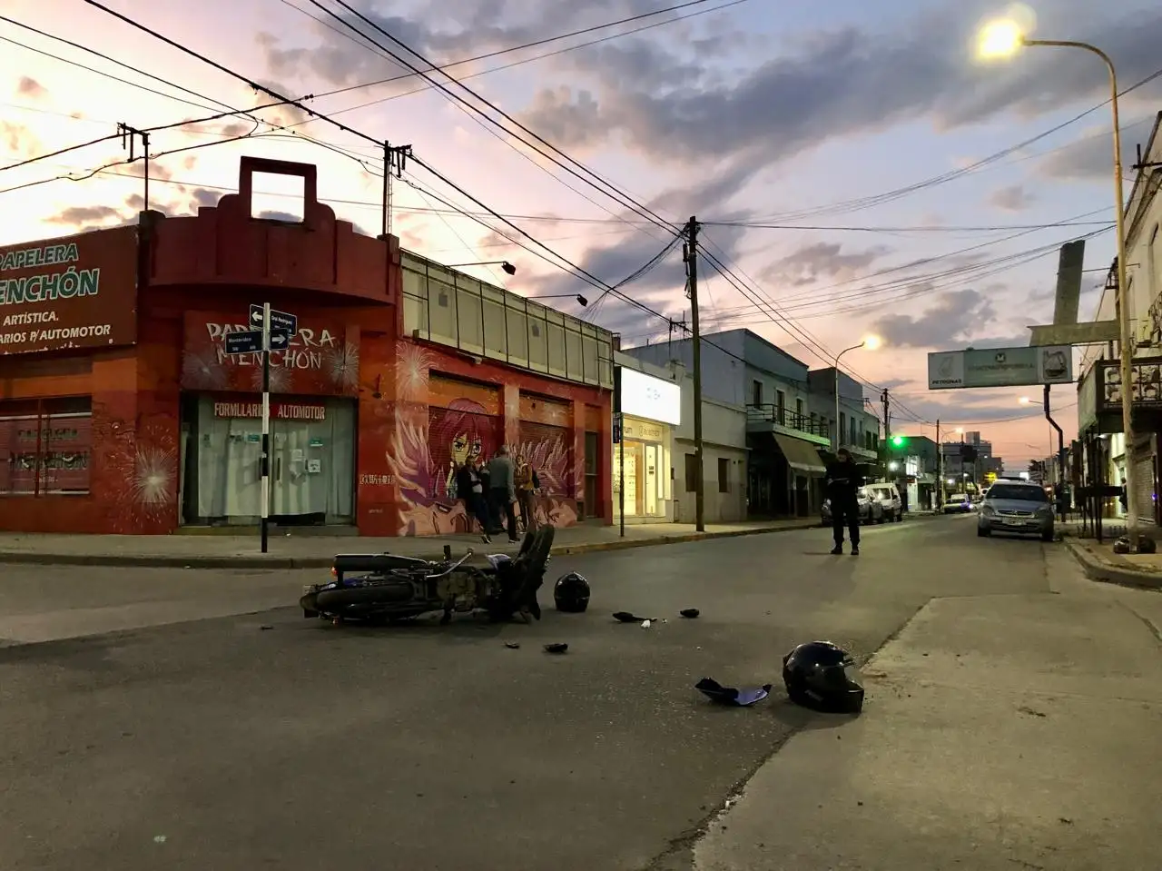Dos heridos trasladados al Hospital tras el choque entre una camioneta y una moto en Montevideo y Rodríguez.