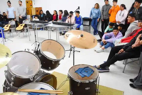 La escuela técnica de la UNER recibió instrumentos musicales e indumentaria deportiva