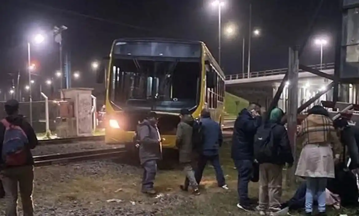 Un colectivo terminó sobre las vías del tren tras descompensarse el chofer