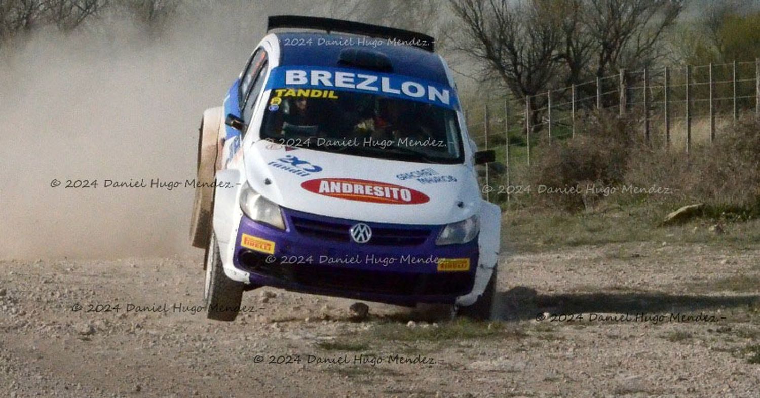 Con el VW Gol. Los tandilenses Besoy en plena acción en el Rally de Coronel Suárez
