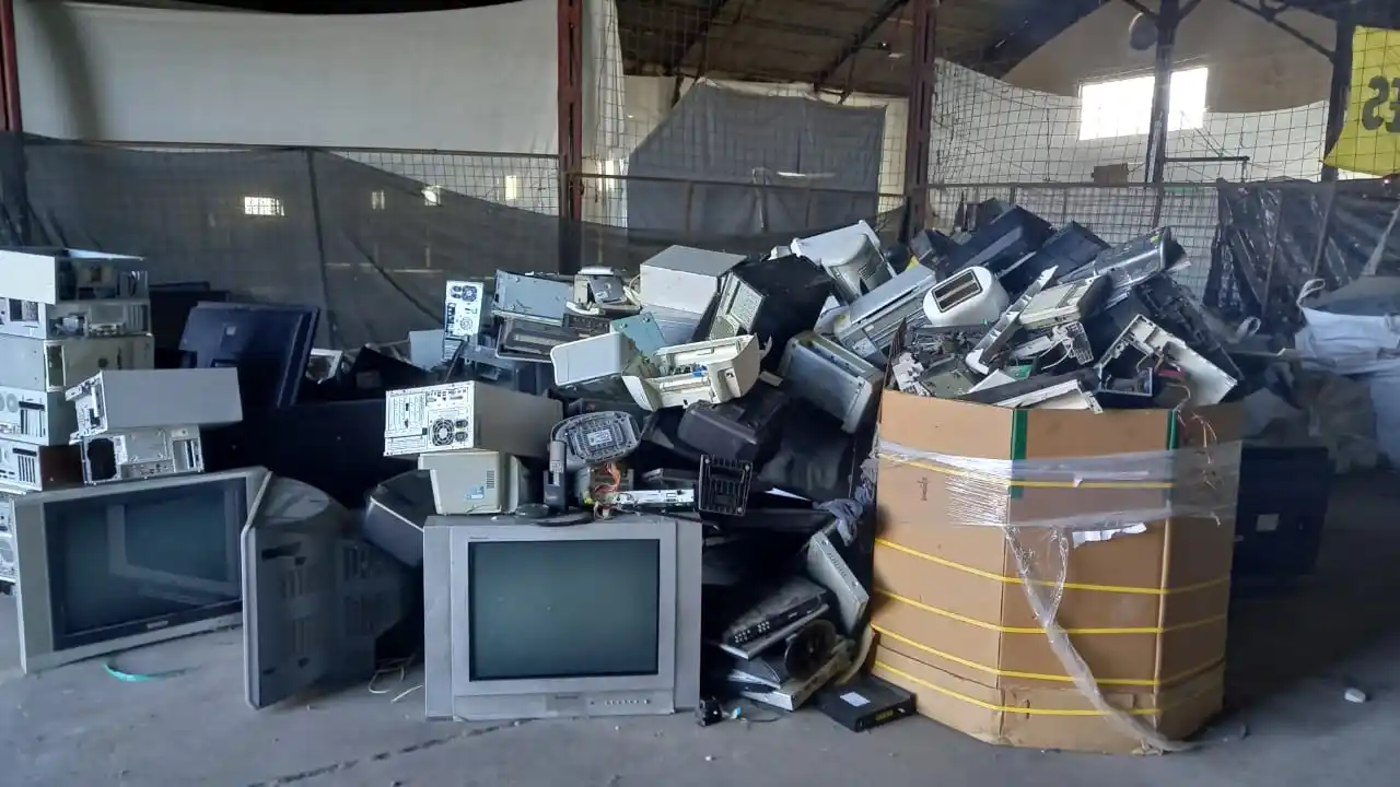 El Municipio recibe aparatos eléctricos y electrónicos en desuso en los Galpones del Puerto