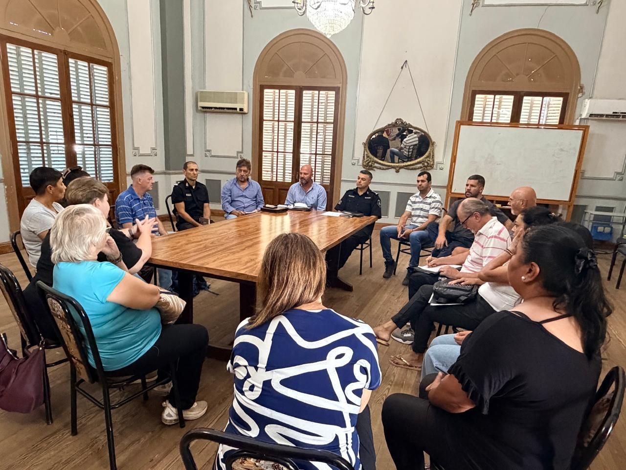Integrantes de las fuerzas de seguridad se reunieron con vecinos de barrio Villa Rosas