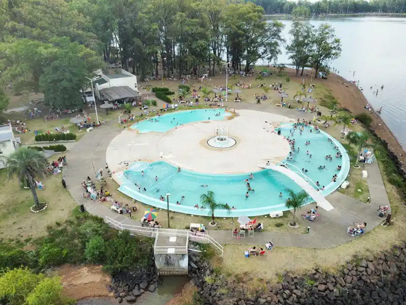 Lago Salto Grade: Movimiento en termas y playas durante el fin de semana largo