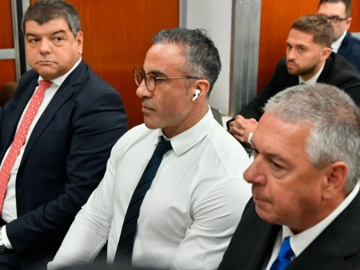 En el medio, el neurocirujano Luque, con su fisonomía cambiada.