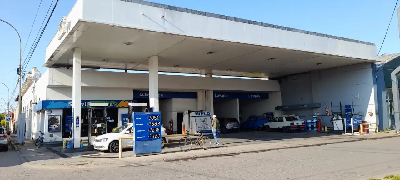 Según el gobierno, el precio de la nafta podría "duplicarse" si gana Milei