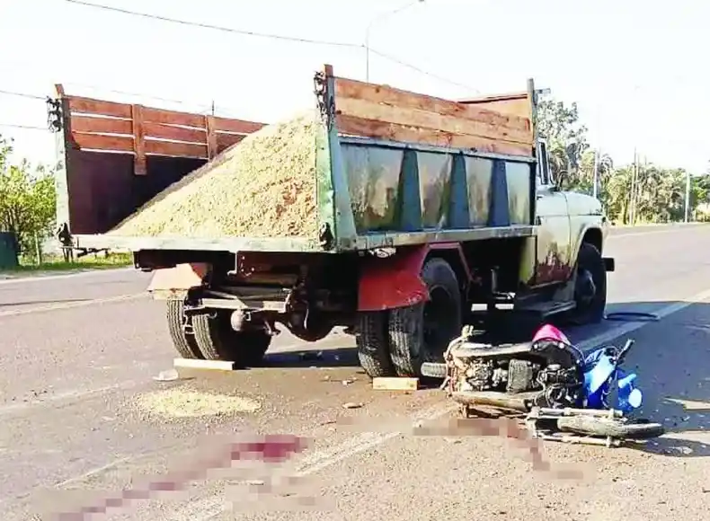 Un joven de 27 años murió tras chocar en su moto contra un camión estacionado