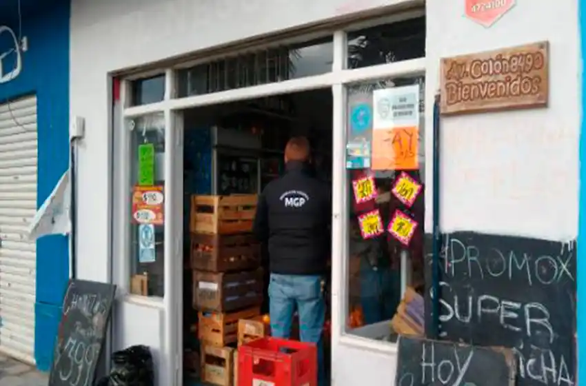 Clausuran despensa por vender bebidas alcohólicas sin autorización