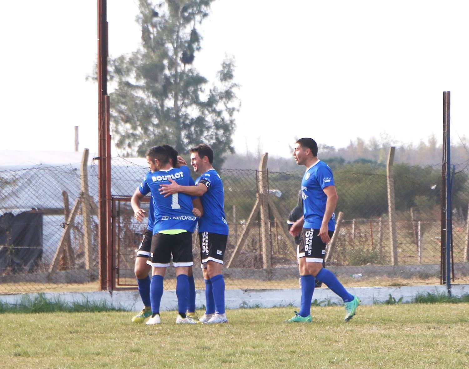 Deportivo Urdinarrain le ganó a La Vencedora y quedó a un paso del título
