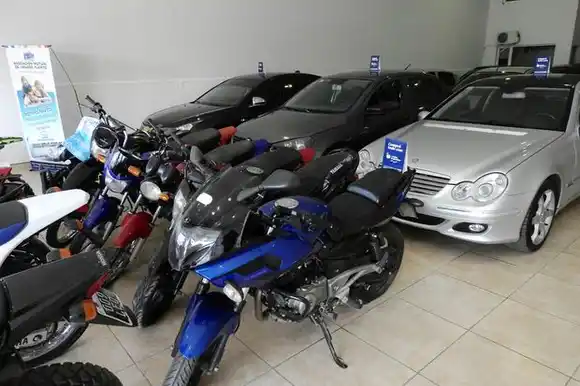 Luis Caputo anunció la eliminación de impuestos para autos y motos: qué vehículos estarán alcanzados por la medida