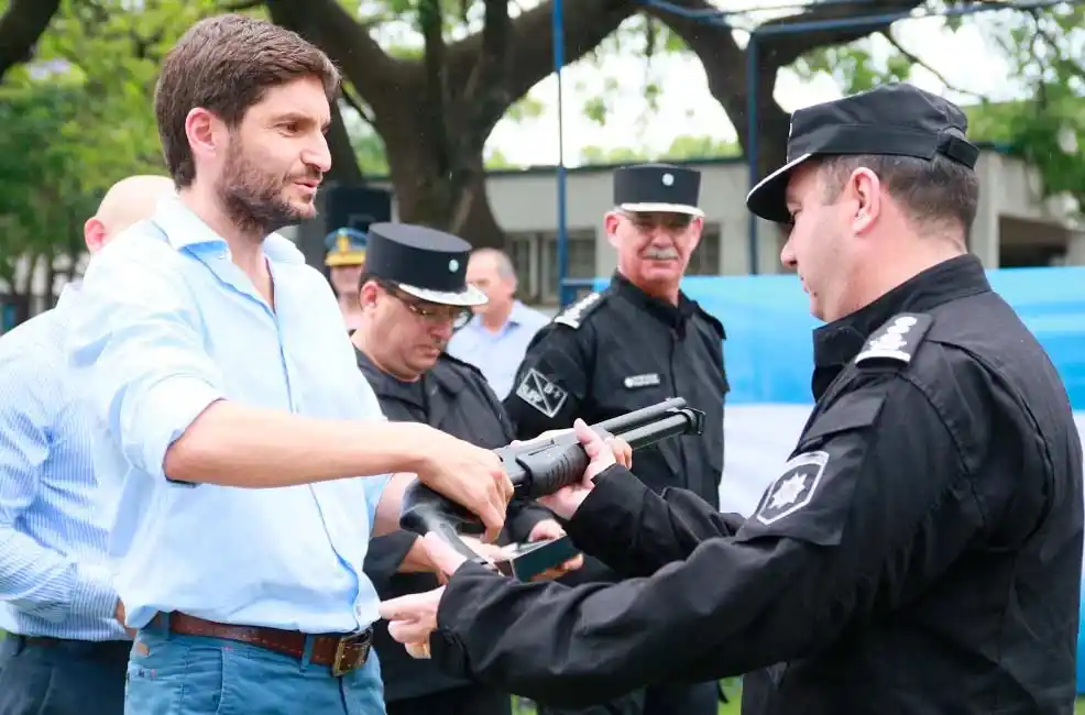La Policía y el Servicio Penitenciario recibieron armas por parte de Pullaro