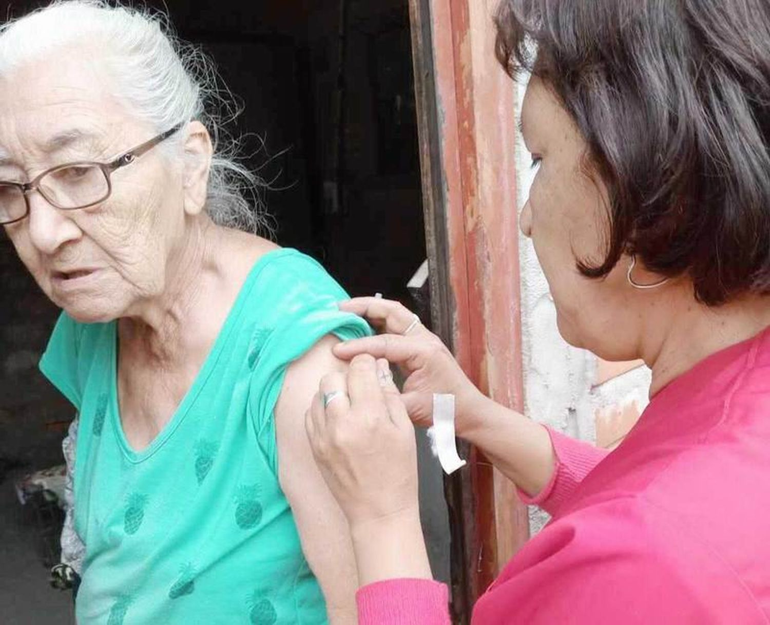 Vacunación covid-19 y antigripal casa 
por casa en la zona sur de la ciudad