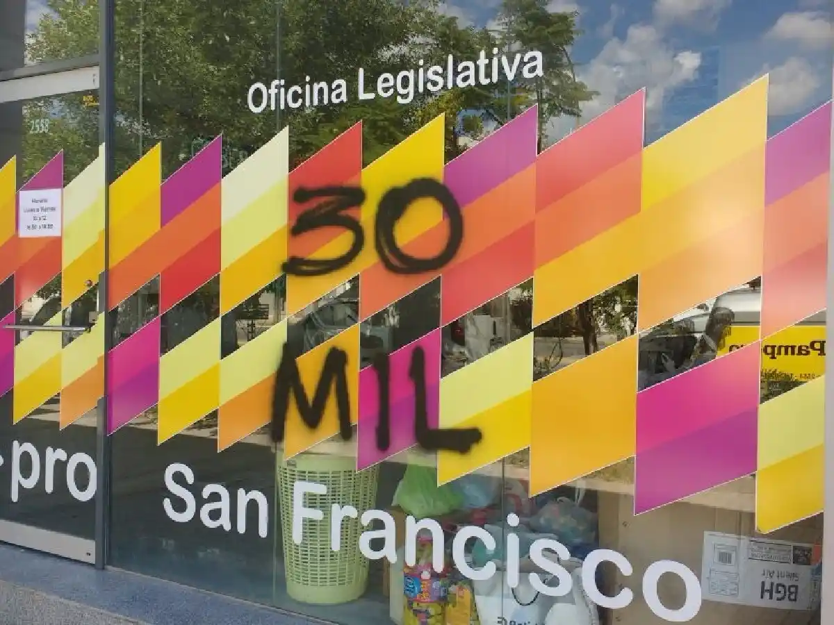Denuncian pintadas en el  local del PRO