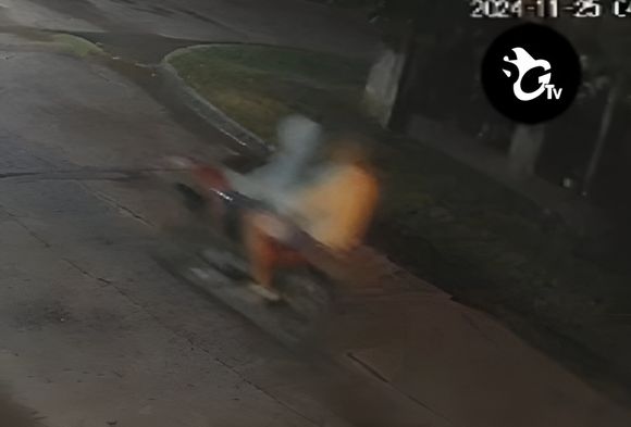 Los motochorros que intentaron asaltar a un joven le robaron a una mujer en pleno centro