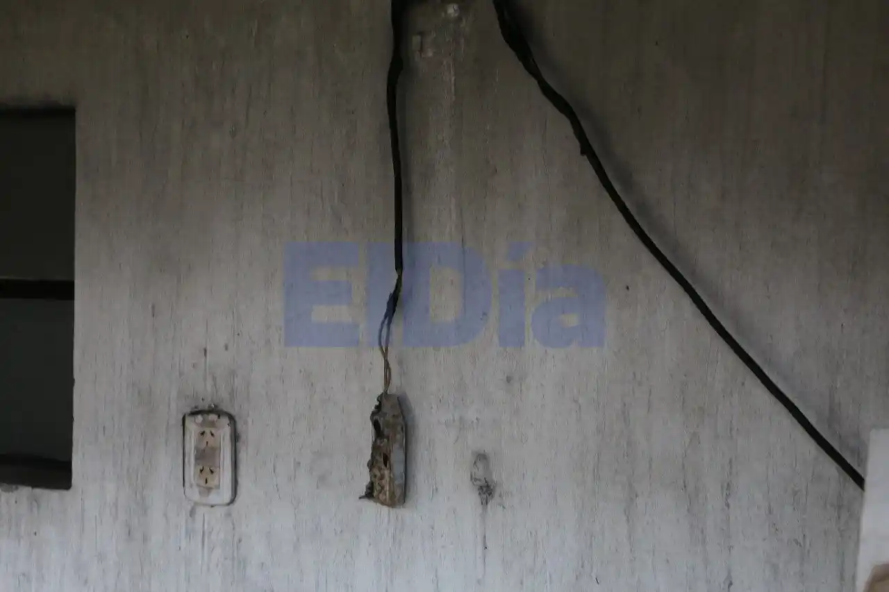 Una moto y una heladera calcinadas: así quedó la vivienda afectada por las llamas