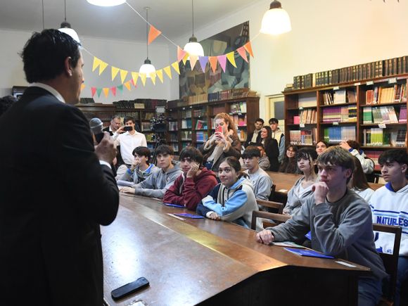 Abad visitó tres escuelas de Mar del Plata y dialogó con alumnos y docentes