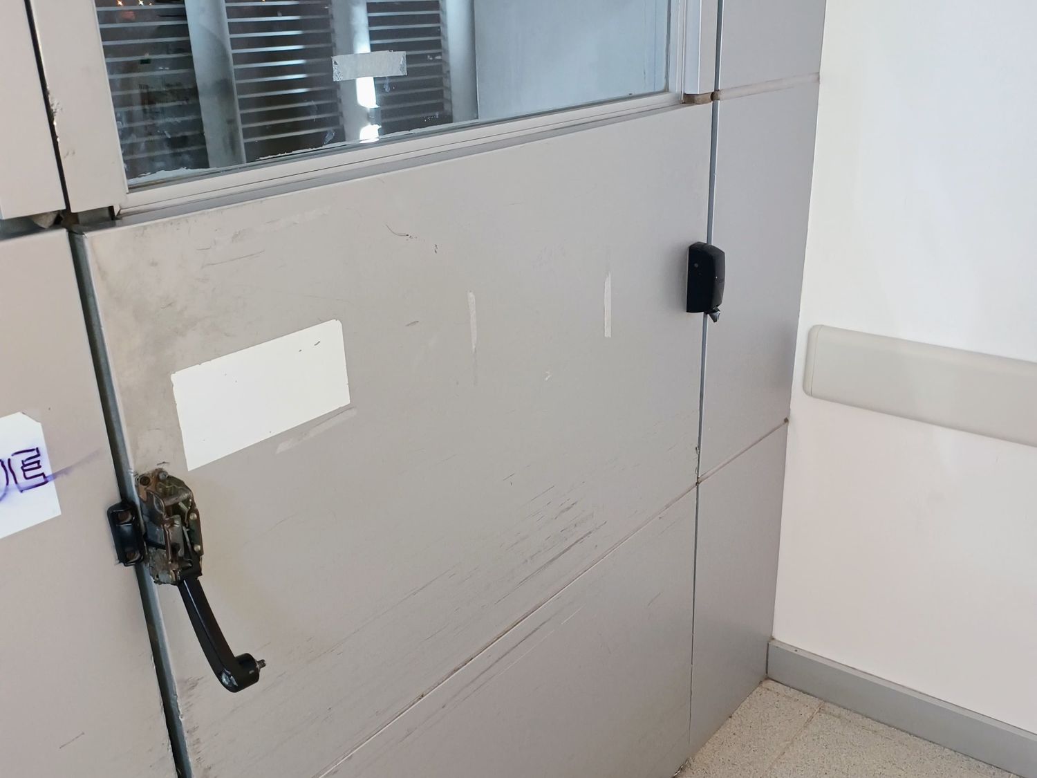 Hospital Gutiérrez: joven se negó a ser atendido y rompió una de las puertas
