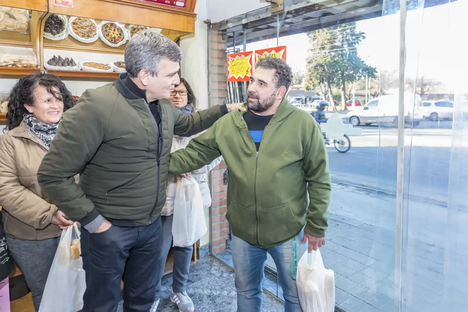 Zabaleta supervisó la venta de "pan popular" a mitad de precio en Hurlingham